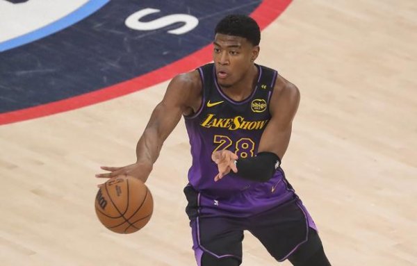 Lakers bất ngờ củng cố người chơi