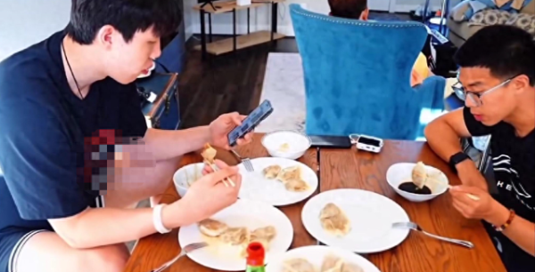 Sự thèm ăn lớn! Yang Hansen đã ăn một đĩa lớn bánh bao thịt 